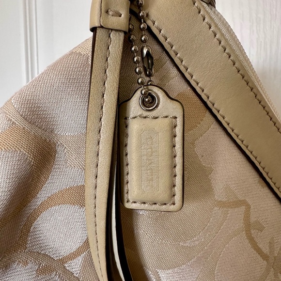 Coach Beige and Cream Wristlet with zipper & Leather strap and logo - Picture 2 of 9